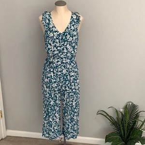 Old navy jumpsuit medium with pockets sleeveless